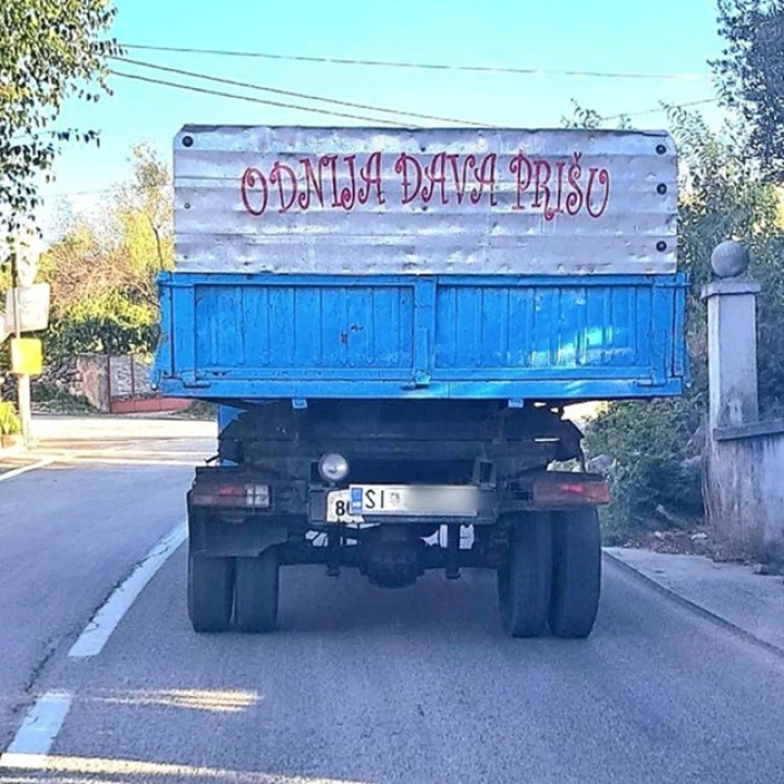Natpis na kamionu snimljenom u okolici Šibenika oduševio je cijelu zemlju