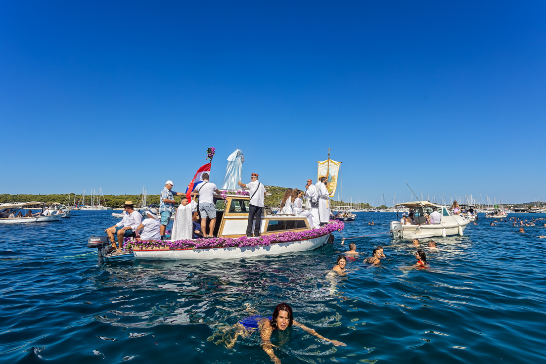 Povratak Gospine slike u Rogoznici pratili plivači i brodovi