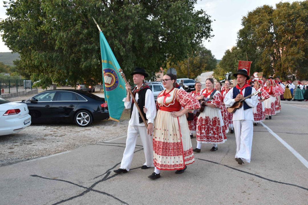 Čuvari tradicijske kulture oduševili na 23. Večeri foklora u Mirlović Zagori