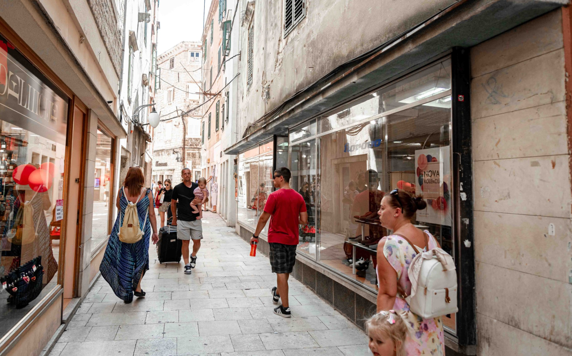 Borovu u Kalelargi izlog dekorira Majka Priroda, inspiracija su joj Borosane 