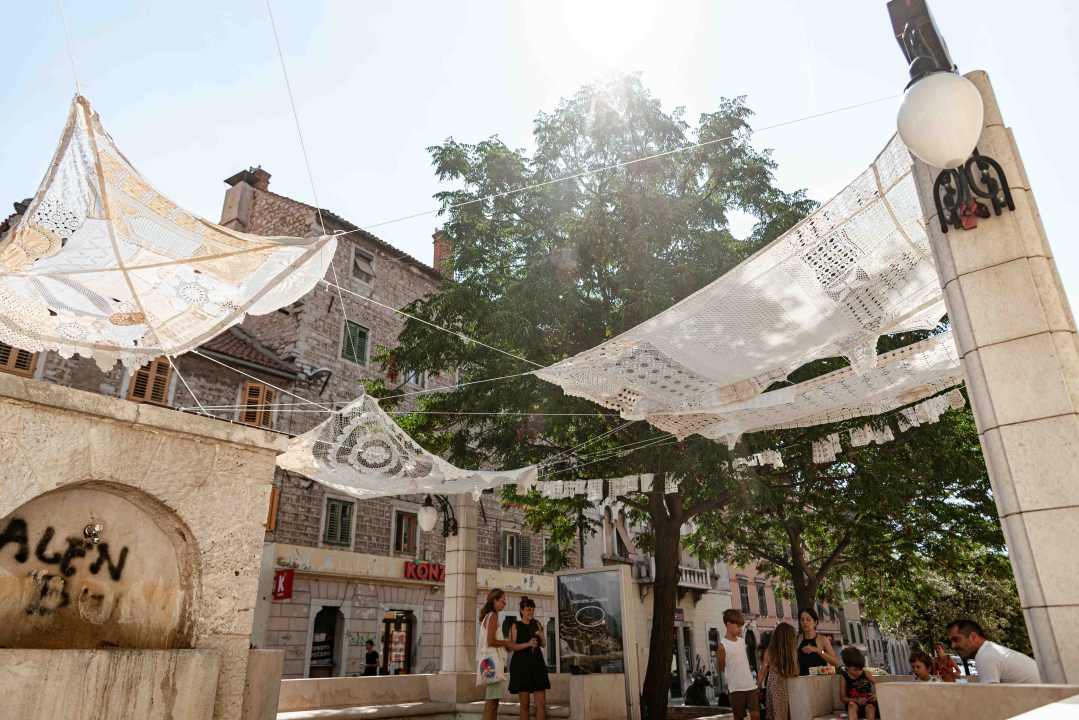 Od danas na Starom pazaru vam ženski ručni rad pruža hlad: 'Neka ovo postane mjesto druženja'