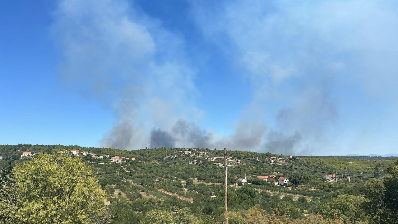 Preko 120 vatrogasaca bori se s požarom: 'Postoji šansa da se proširi u pravcu Dubravica i NP Krka'