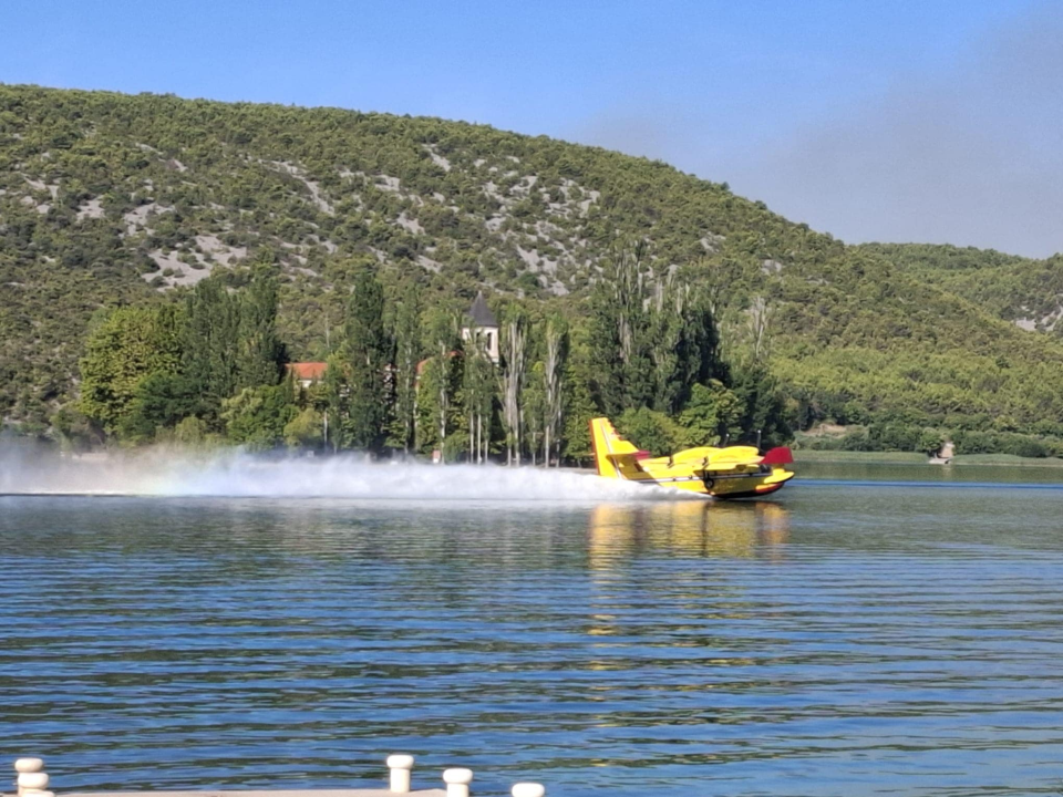 Zapovjednik Dukić: 'Preko tisuću hektara je opožarene površine, vjetar stvara velike probleme'