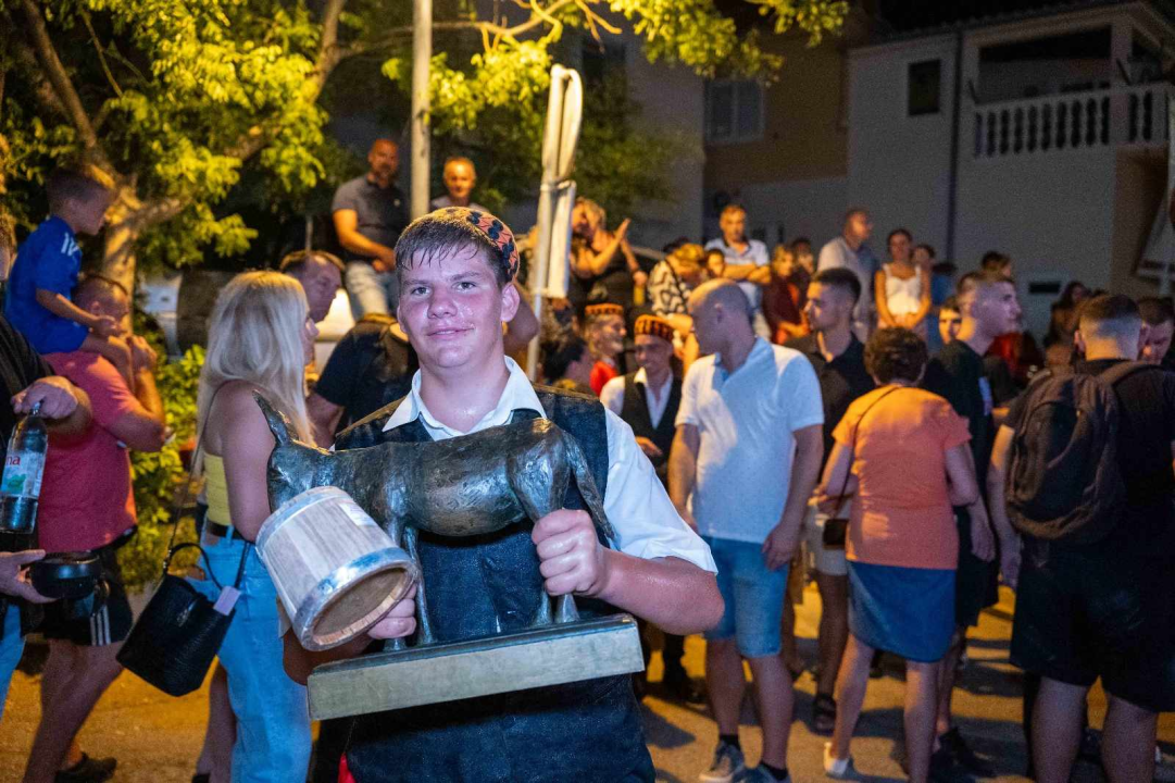 Andrija Popov i magarac Miško pobjednici 57. magarećih utrka