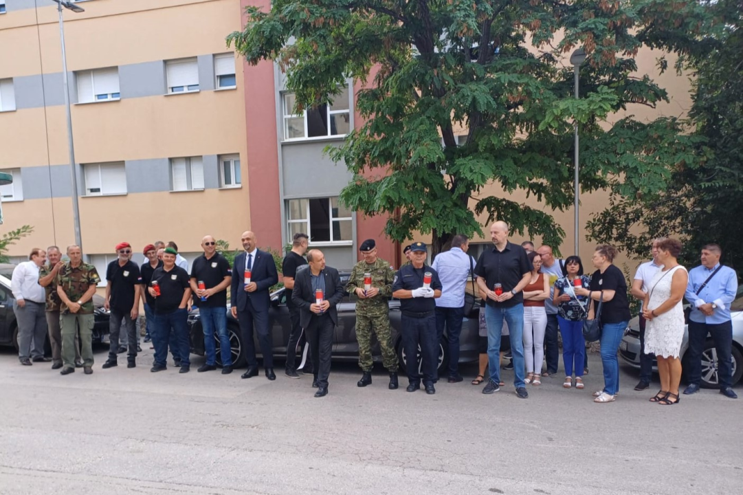 U povodu obilježavanja 5. kolovoza položeni vijenci i zapaljene svijeće u Kninu