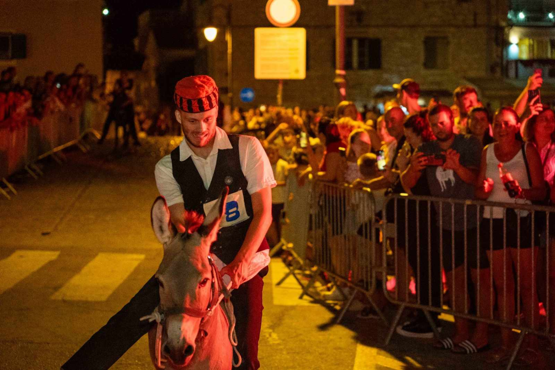 Andrija Popov i magarac Miško pobjednici 57. magarećih utrka