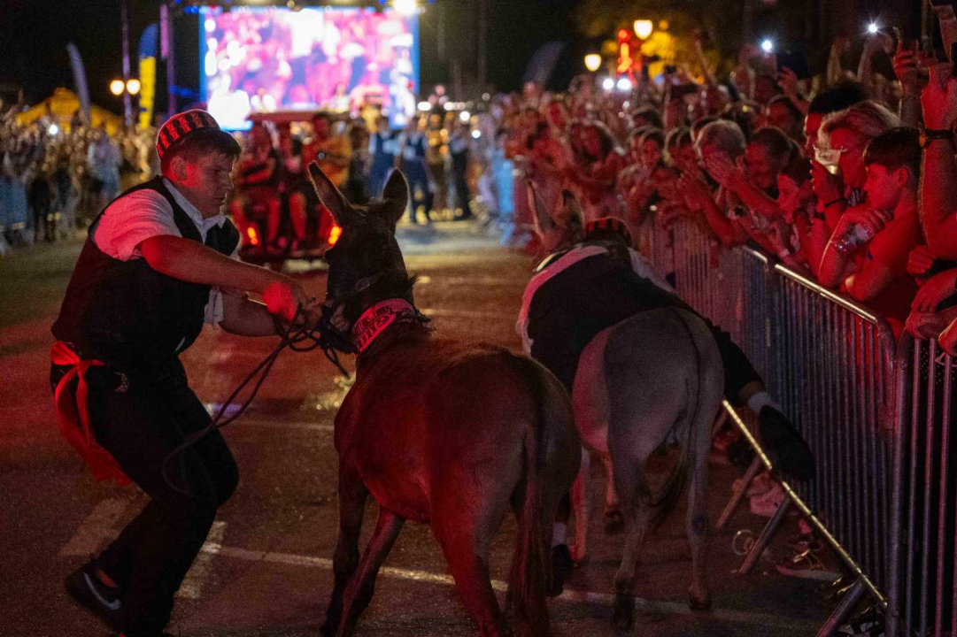 Andrija Popov i magarac Miško pobjednici 57. magarećih utrka