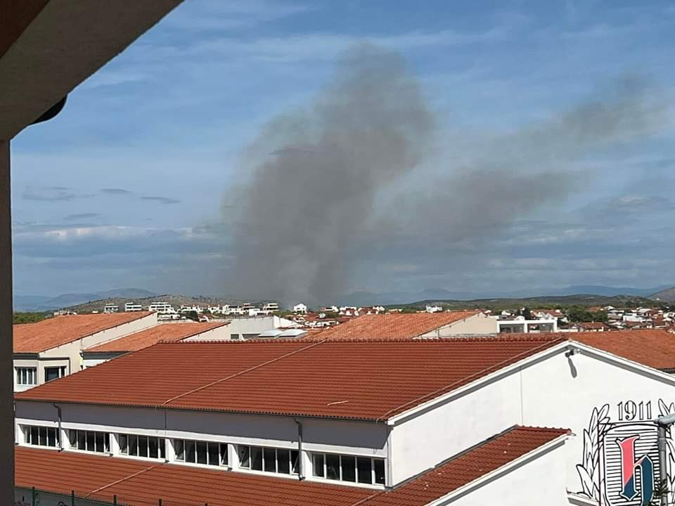 Lokaliziran požar u blizini Vodica, izgorjelo 1,8 hektara trave, niskog raslinja i pokoja maslina