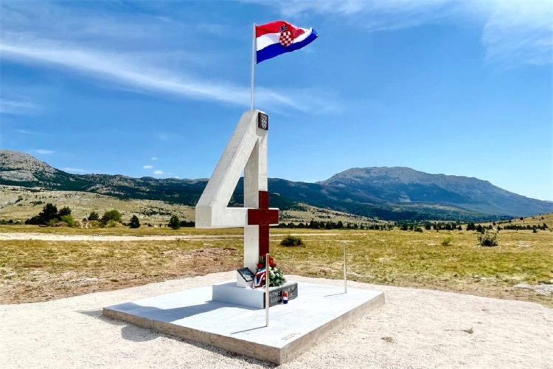 Na Crvenoj zemlji poviše Knina postavljen spomenik braniteljima
