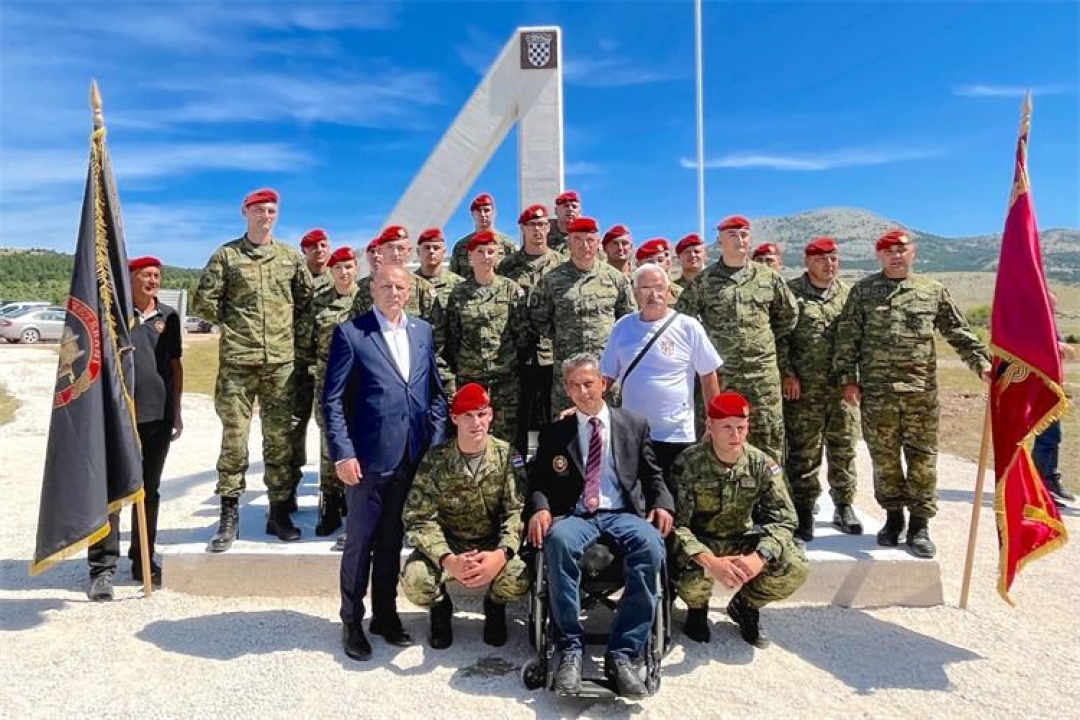 Na Crvenoj zemlji poviše Knina postavljen spomenik braniteljima