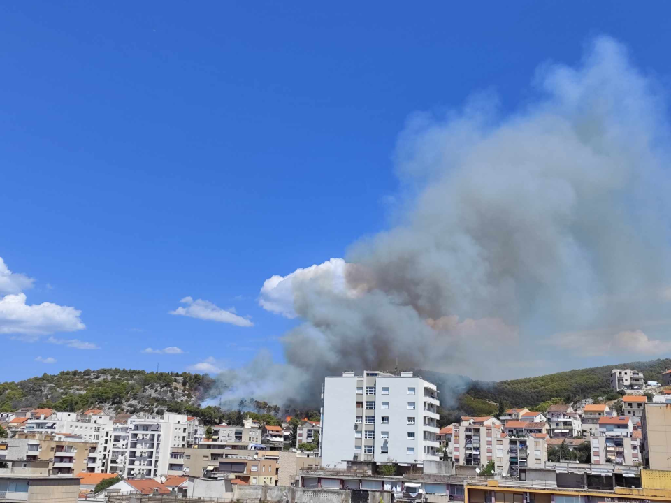 Požar i dalje aktivan, no pod kontrolom je vatrogasaca: Izgorjela je površina od oko 3,5 hektara