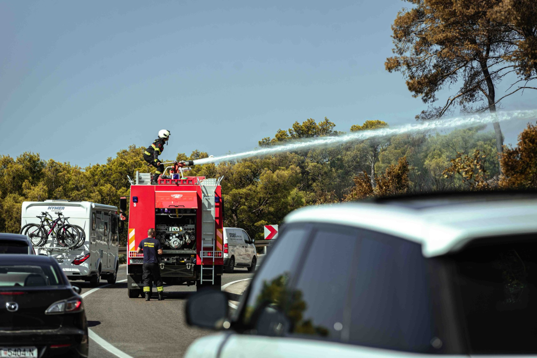 Vatrogasci natapaju požarište u Rokićima, promet se odvija usporeno 