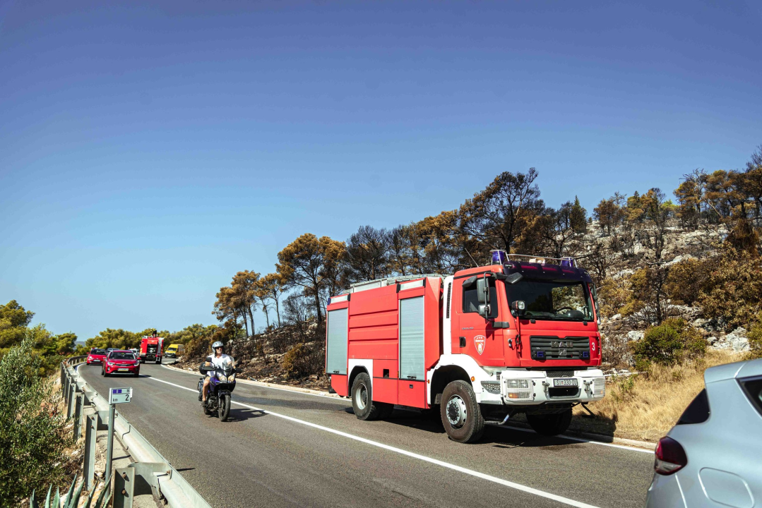 Vatrogasci natapaju požarište u Rokićima, promet se odvija usporeno 