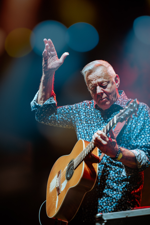 Gitaristička legenda Tommy Emmanuel na Mihovilu oduševio sviranjem tri dionice istovremeno 