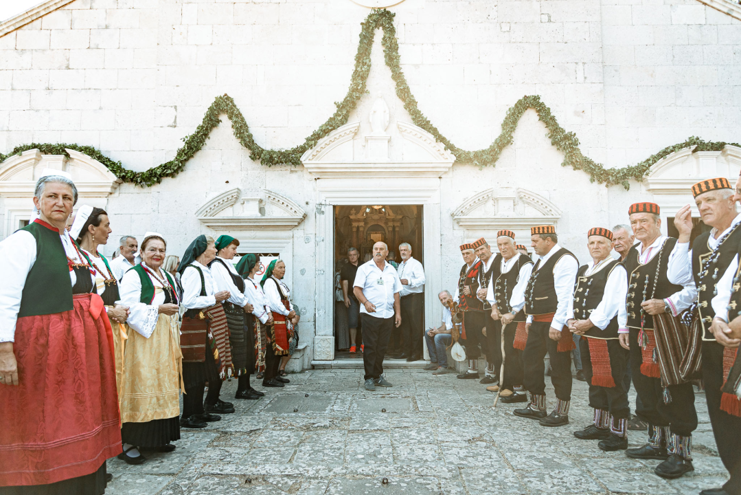 Velik broj vjernika okupio se u marijanskom svetištu u Vrpolju: Misu predvodio biskup Rogić