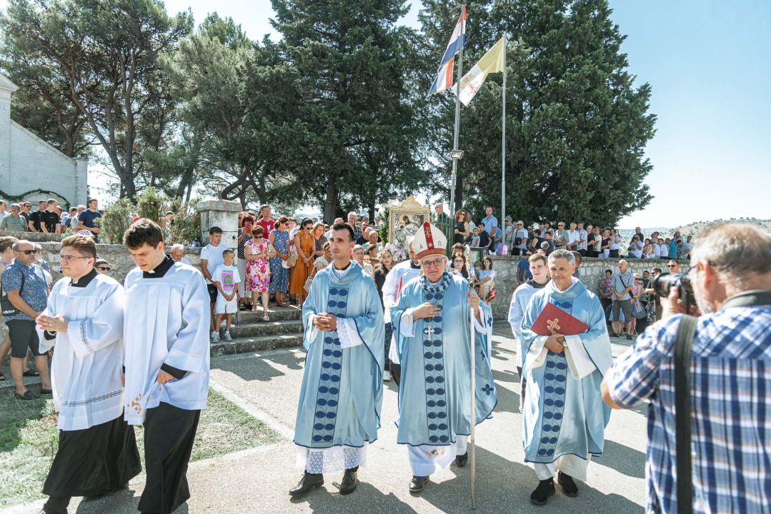 Velik broj vjernika okupio se u marijanskom svetištu u Vrpolju: Misu predvodio biskup Rogić