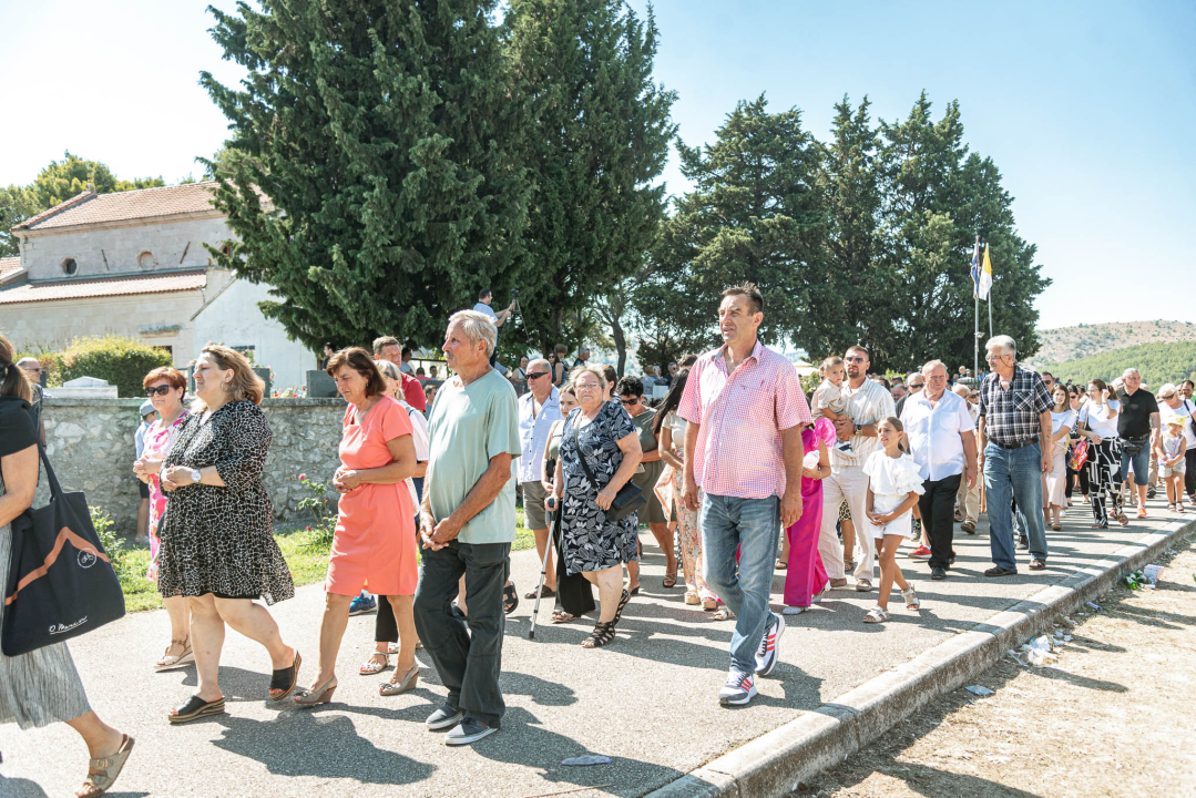 Velik broj vjernika okupio se u marijanskom svetištu u Vrpolju: Misu predvodio biskup Rogić