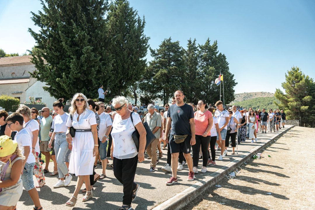 Velik broj vjernika okupio se u marijanskom svetištu u Vrpolju: Misu predvodio biskup Rogić