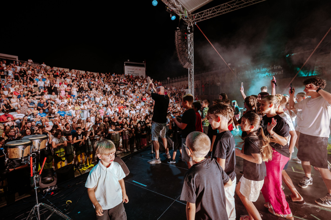 U Šibeniku se dogodio savršen spoj nespojivog koncertom za sve generacije: Vojko V, Baby Lasagna i Nipplepeople