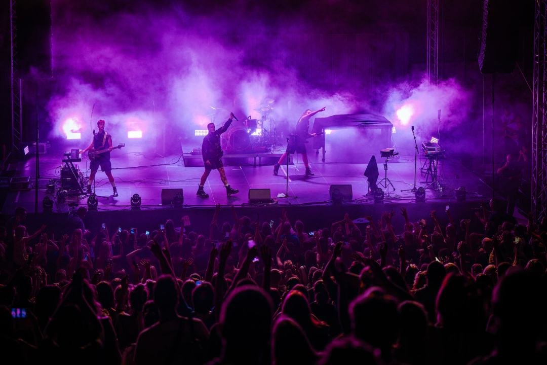 U Šibeniku se dogodio savršen spoj nespojivog koncertom za sve generacije: Vojko V, Baby Lasagna i Nipplepeople