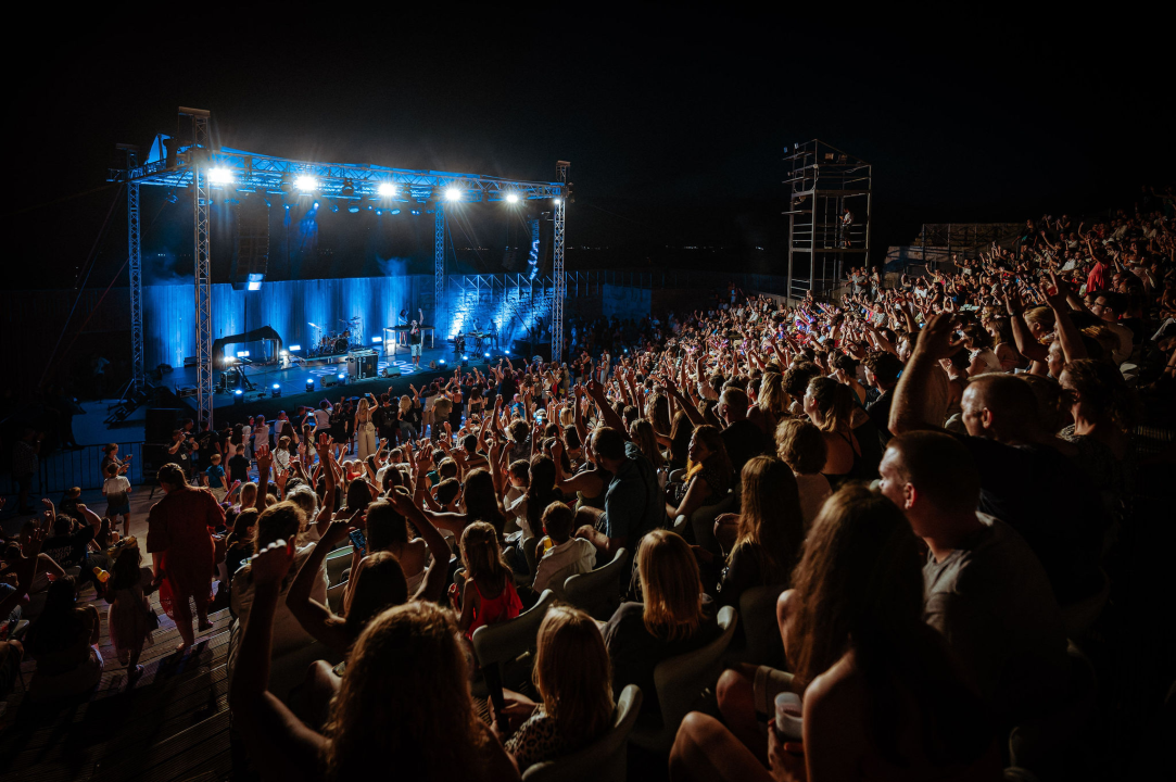 U Šibeniku se dogodio savršen spoj nespojivog koncertom za sve generacije: Vojko V, Baby Lasagna i Nipplepeople