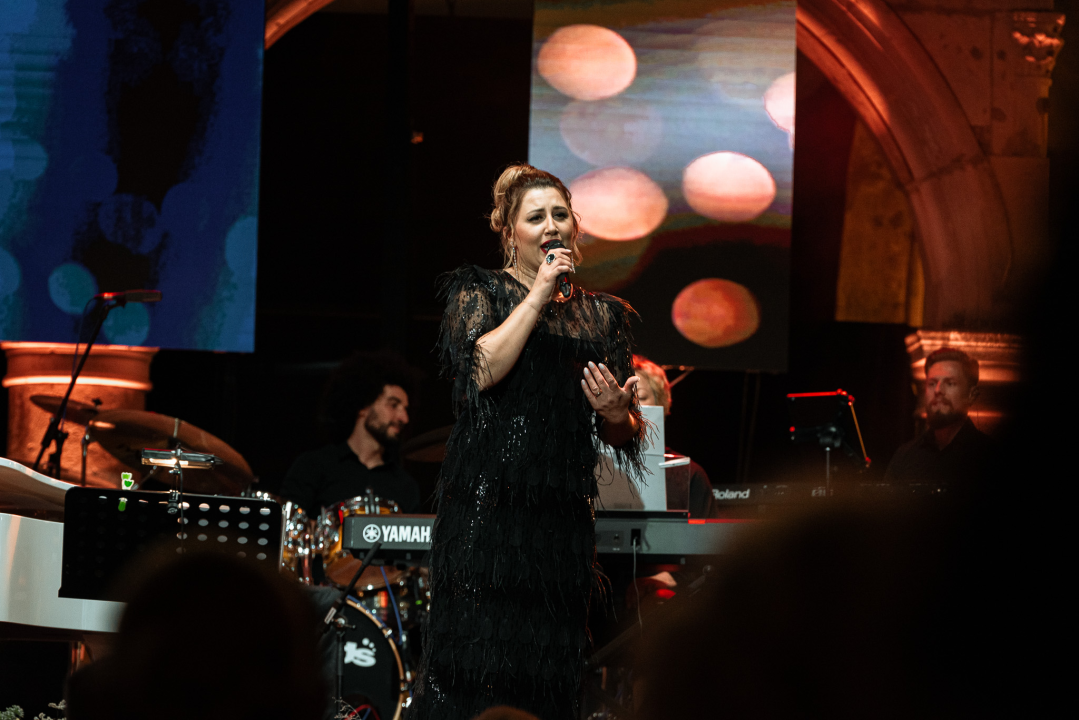 Ikona hrvatske glazbe Meri Cetinić zablistala na pozornici prve večeri Dalmatinske Šansone