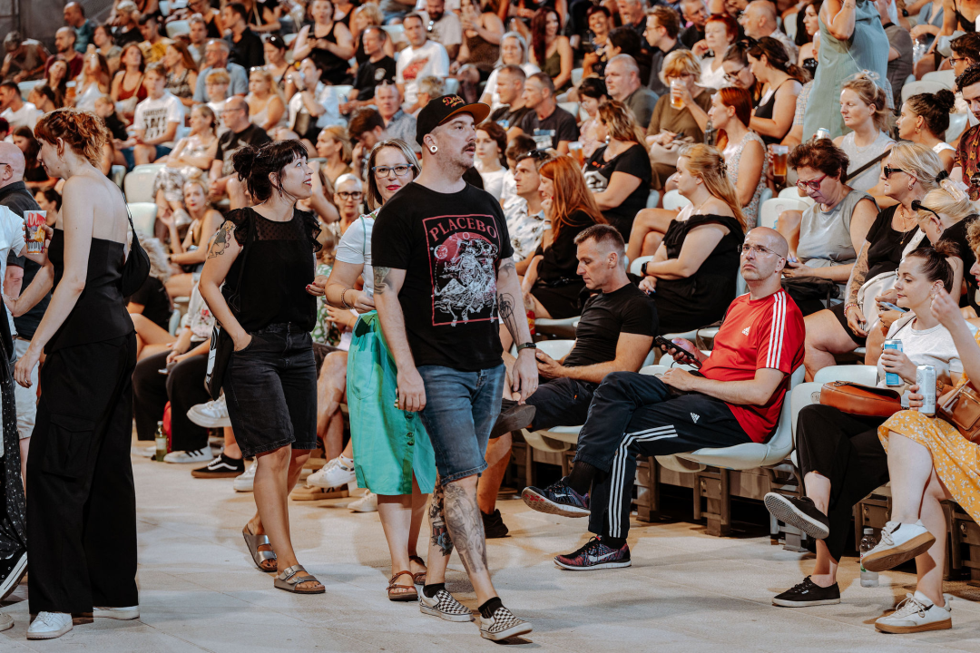 Editorsi održali fantastičan koncert u Šibeniku, nije ih omeo ni vjetar ni kiša