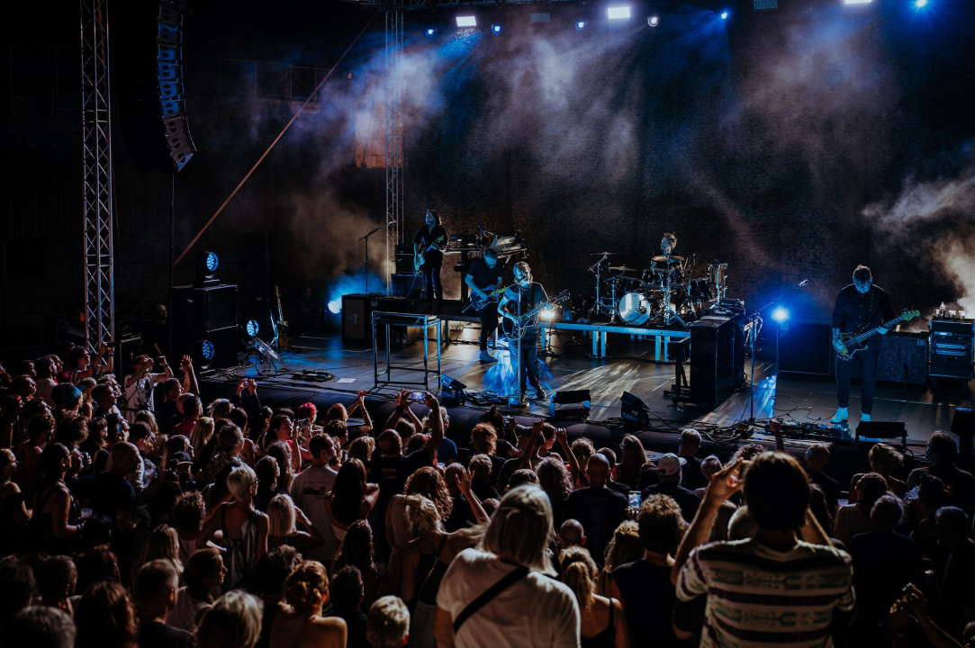 Editorsi održali fantastičan koncert u Šibeniku, nije ih omeo ni vjetar ni kiša