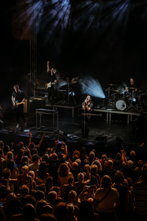 Editorsi održali fantastičan koncert u Šibeniku, nije ih omeo ni vjetar ni kiša