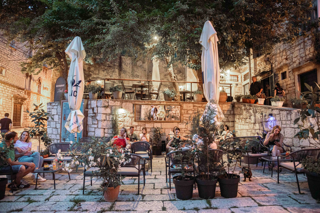 Prevruće je da kuhate, počastite se slasnim roštiljem Kod Starog! 