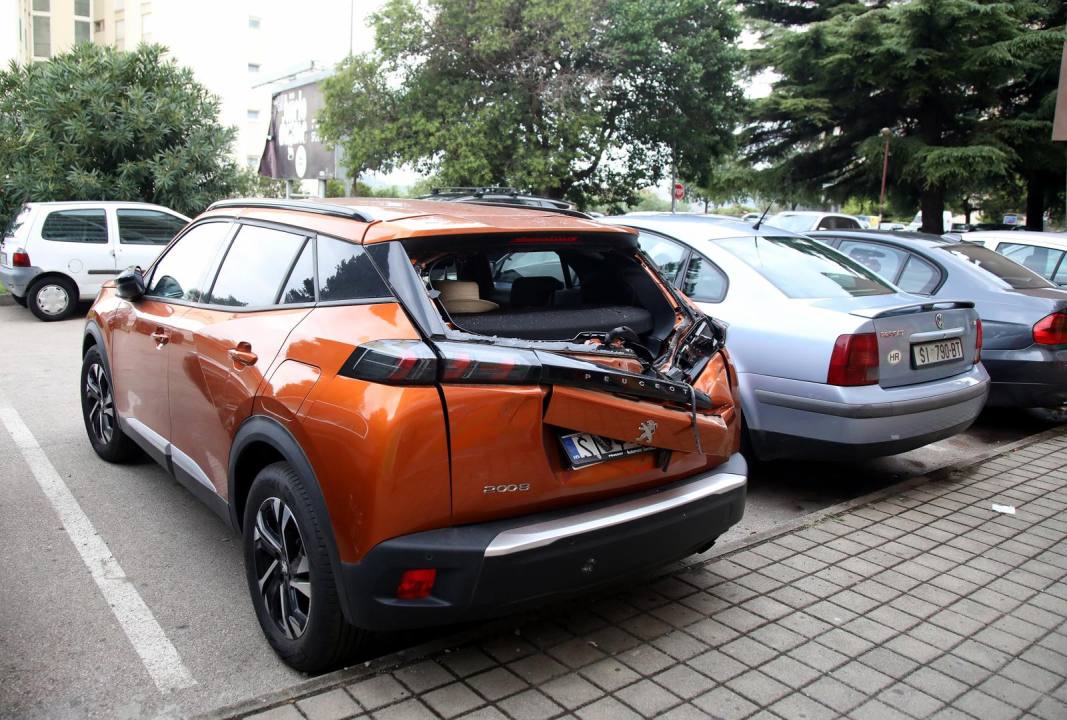 Srećom nitko nije stradao: Prilikom mijenjanja otvora na zgradi u Baldekinu, pala žbuka na parkirane automobile pokraj zgrade