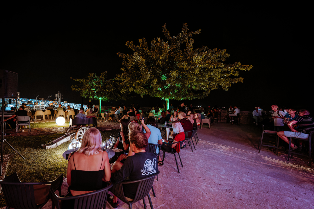 Black Coffee i Ana Uršula Najev na rasprodanom Baroneu: Spoj mladosti i iskustva