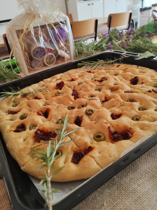 Kninski srednjoškolci u školskom vrtu uzgajaju povrće od kojeg prave namaze