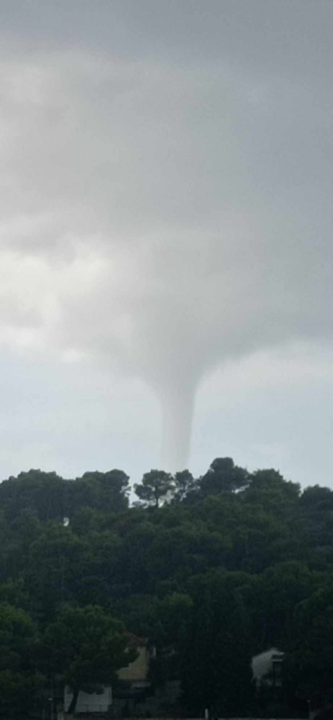 Obilna kiša i nevrijeme: Kod Primoštena formirana velika pijavica