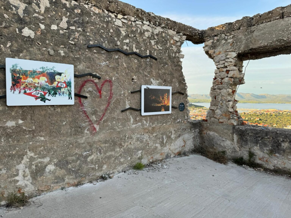 'Antivandalska izložba' Igora Mudronje otvorena u ruševini na Murteru