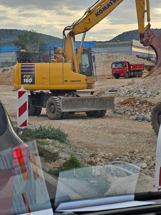 Šibenčane od stresnih jutarnjih gužvi štiti veseli plišanac