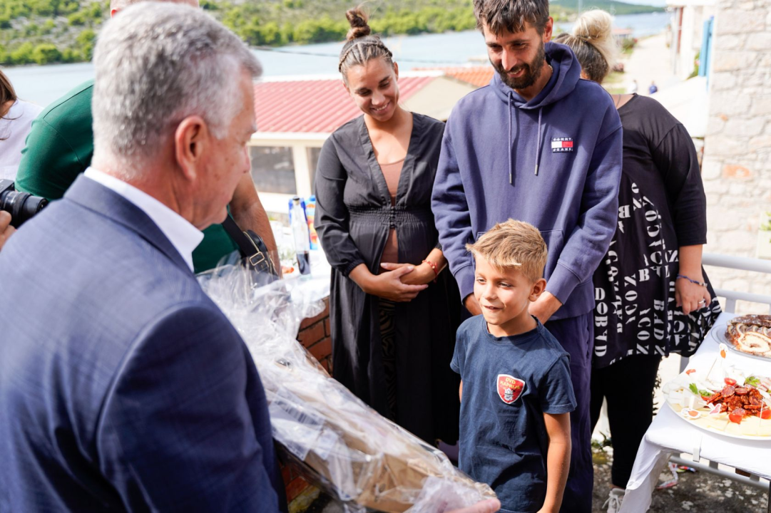 Odlučili ostati i djecu odgajati na Kapriju: Prvašić Val jedini učenik otočne škole