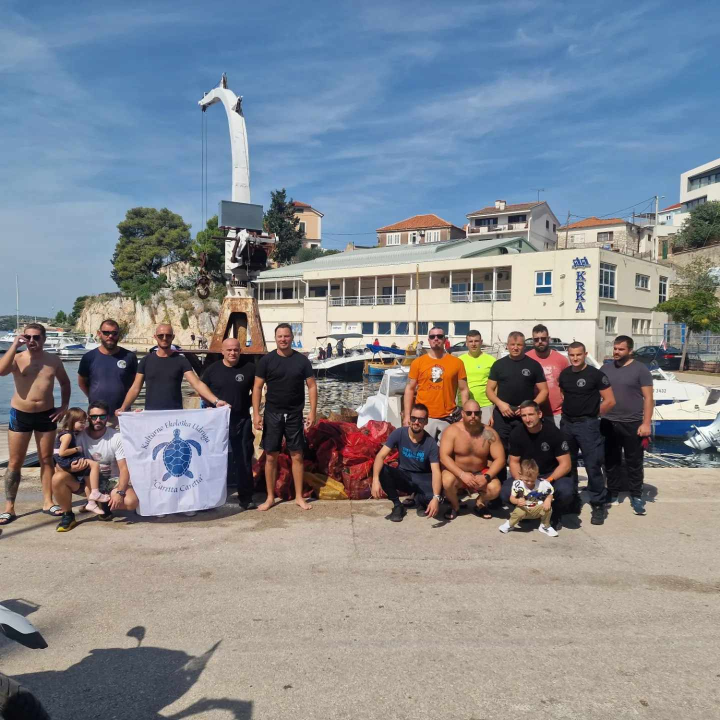 Svaka čast! Šibenski volonteri iz mora u Docu izvukli 60 vreća smeća