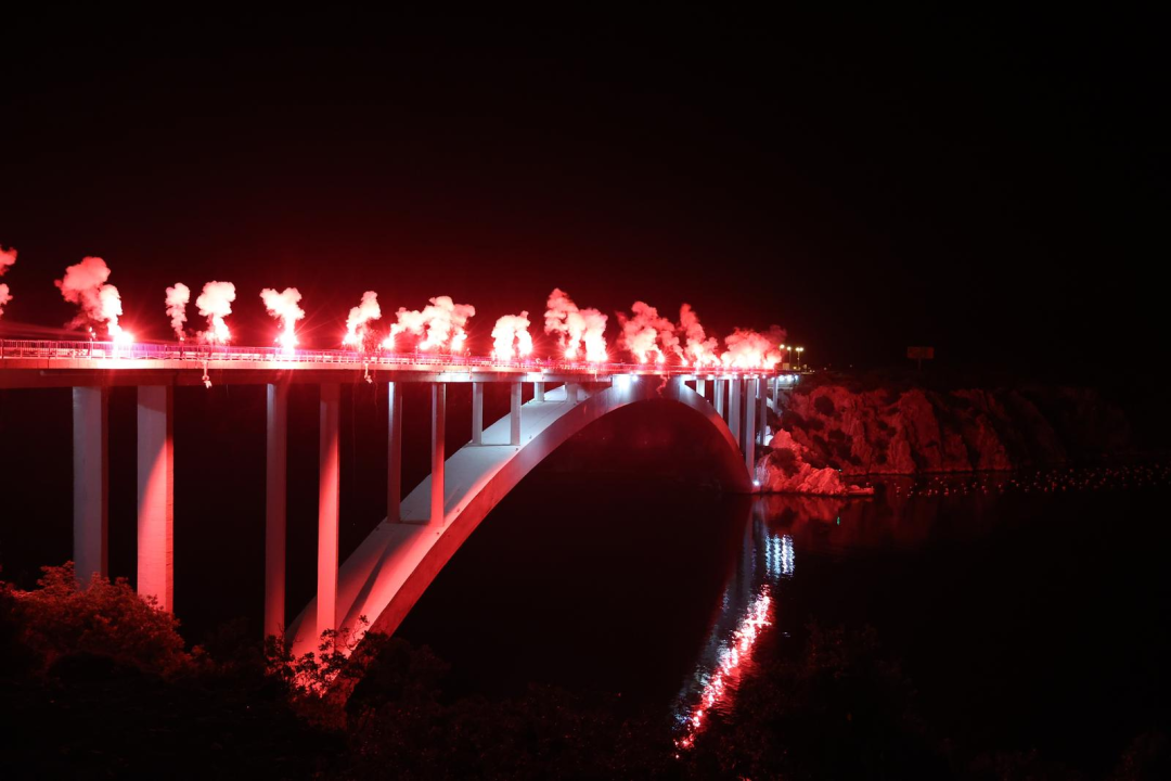 Pogledajte spektakularne prizore bakljade na Šibenskom mostu