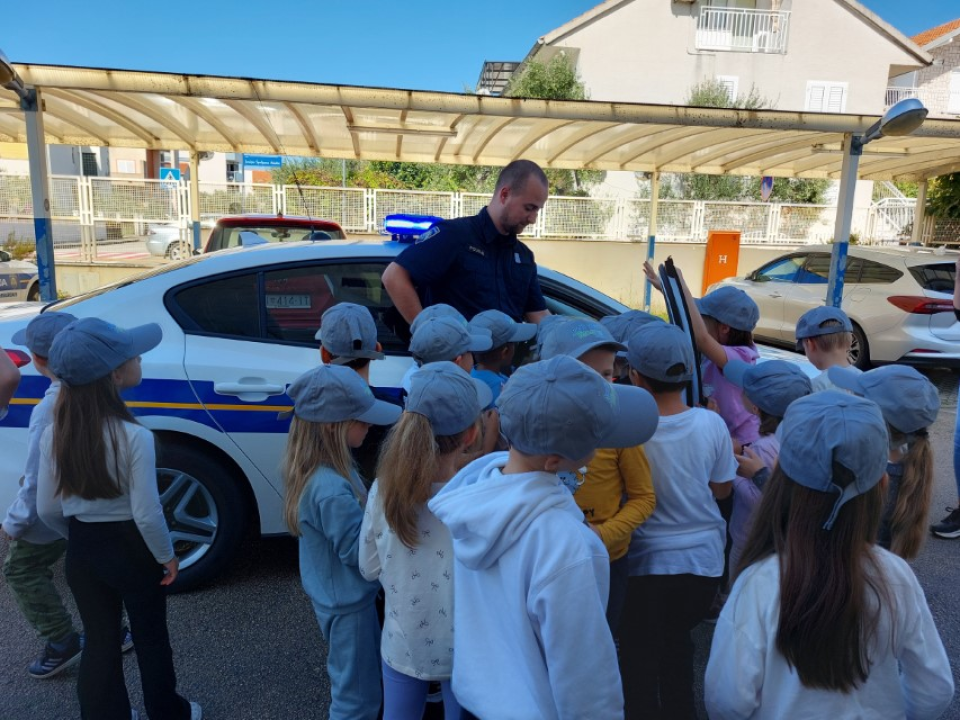 Edukativni susret policajaca i predškolaca DV Tamaris u Vodicama