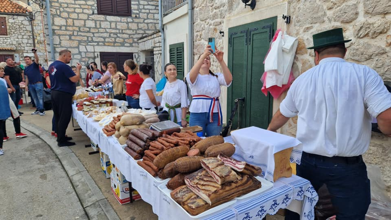 Slavonski duh u srcu Dalmacije: Druženje uz čvarke i čobanac u Tribunju