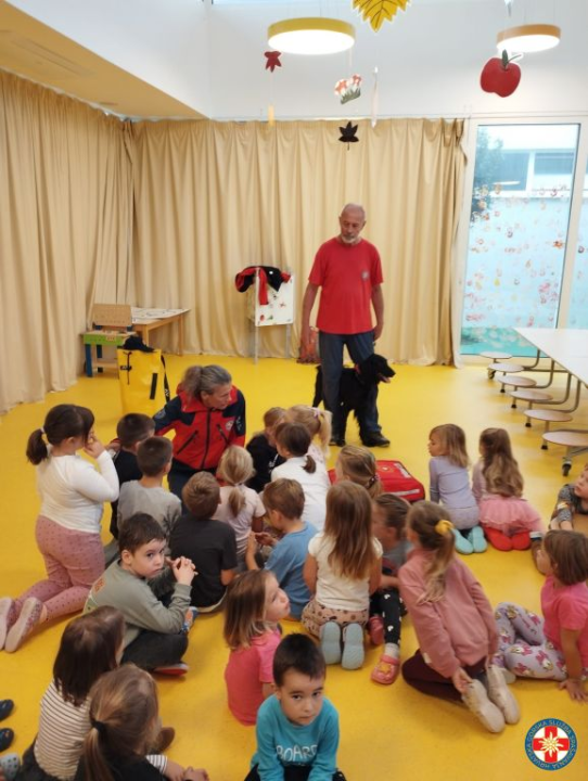 Šibenski HGSS-ovci posjetili mališane u Tribunju: Tunja opet glavna zvijezda