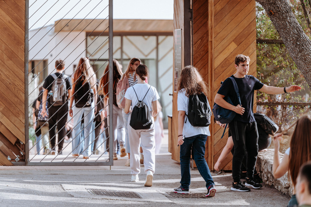 Preko 300 šibenskih gimnazijalaca pohodilo tri tvrđave: 'Ma vidi koliko mladih, lipo li ih je vidit'