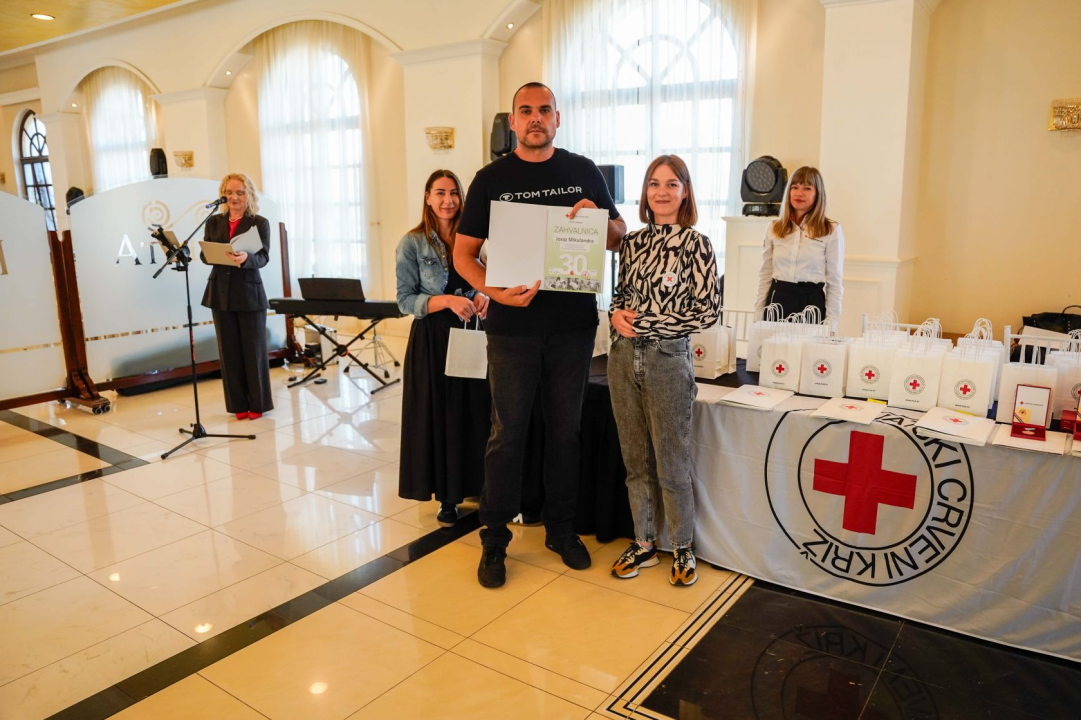 Šibenski Crveni križ dodjelio zahvalnice darivateljima krvi. Tomislav Zjačić svoju donirao čak sto puta 