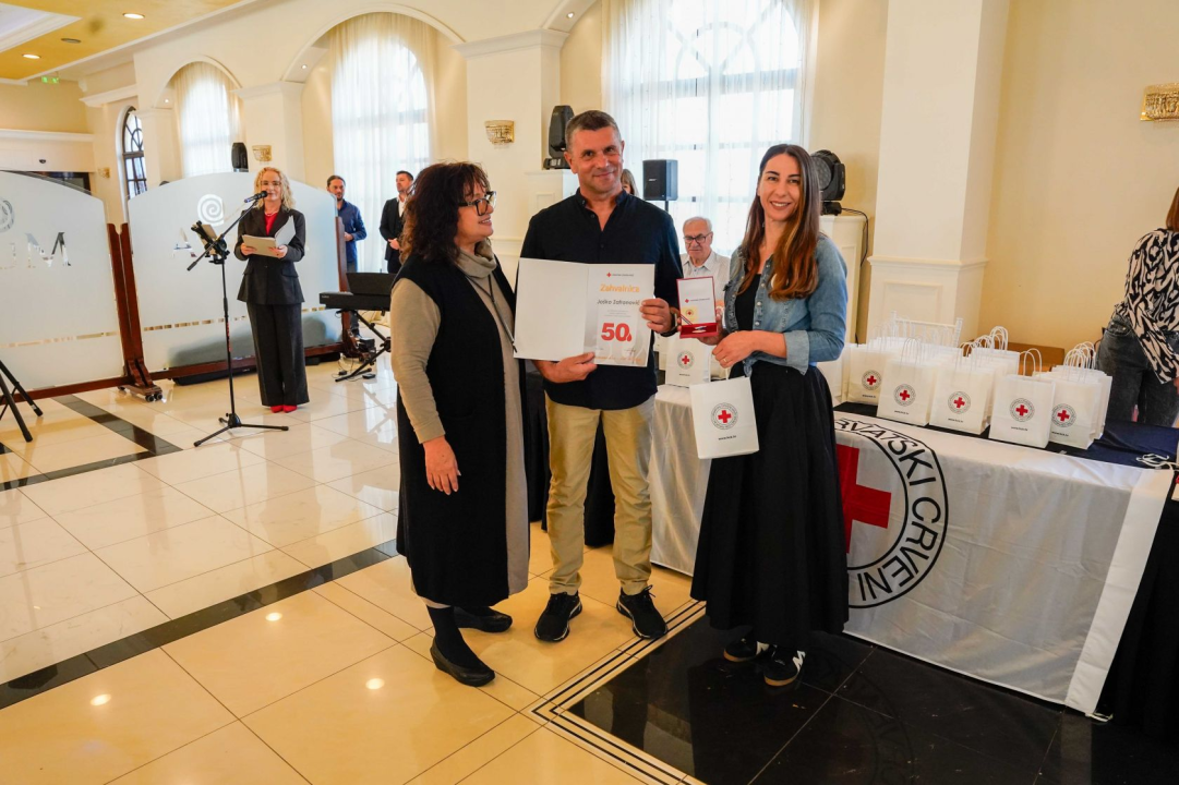 Šibenski Crveni križ dodjelio zahvalnice darivateljima krvi. Tomislav Zjačić svoju donirao čak sto puta 