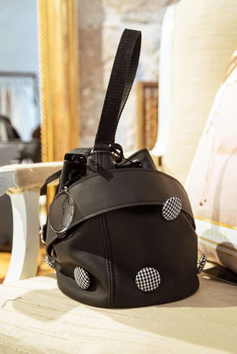 U Galeriji Juraj Dalmatinac ulovite umjetnine poznatih hrvatskih slikara po odličnim cijenama! 