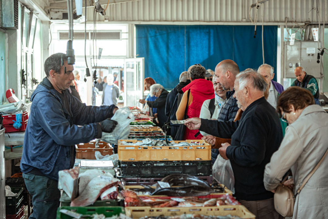 Prepuni banci na šibenskoj peškariji, kupaca ne fali, ali bira se jeftinije