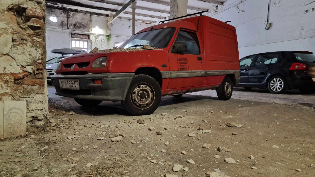 Zloglasna garaža u Šarinoj pekari još jednom opravdala nadimak: Rušio se strop po autima 