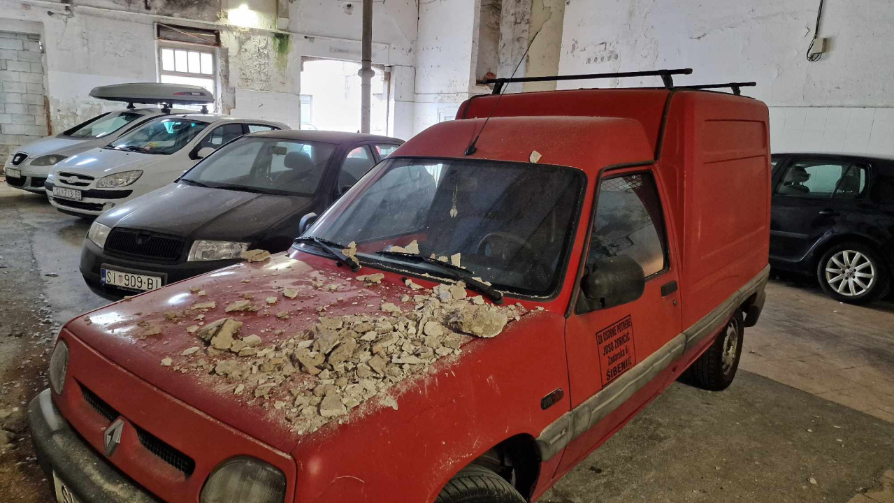 Zloglasna garaža u Šarinoj pekari još jednom opravdala nadimak: Rušio se strop po autima 
