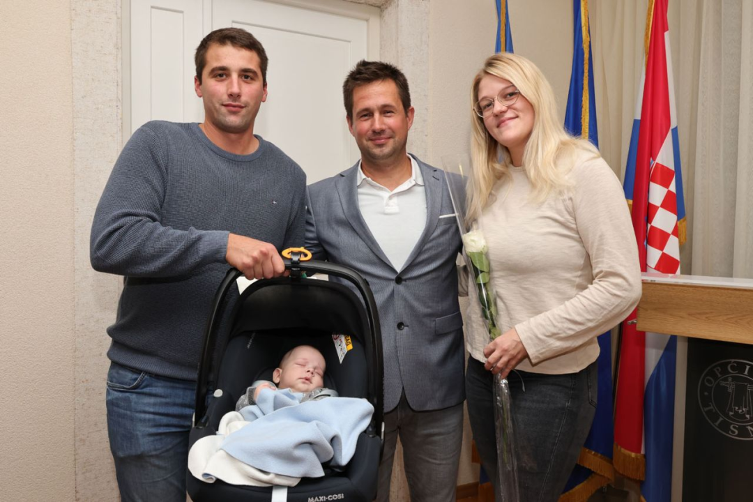 Općina Tisno dodijelila novčanu potporu za 27 vjenčanih parova i novorođenu djecu